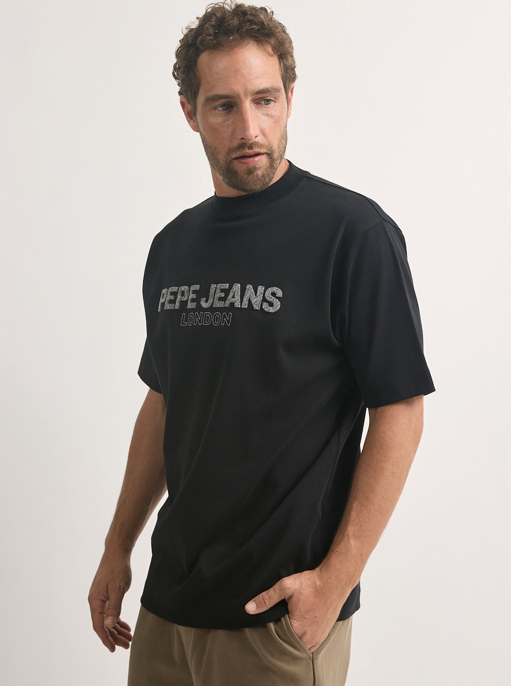 טי-שירט לגברים בצבע שחור עם לוגו PEPE JEANS