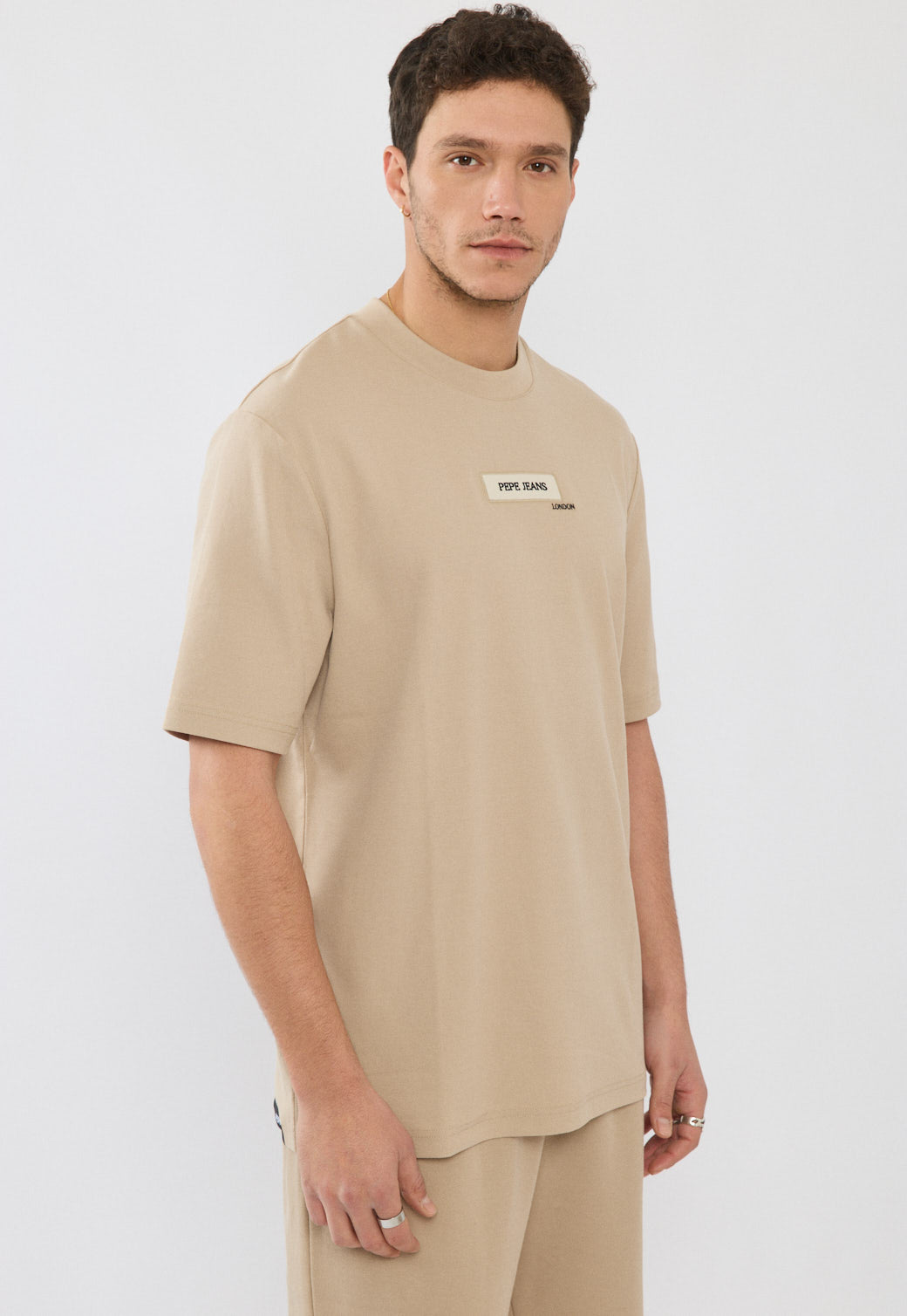 טי-שירט אוברסייז לגברים בצבע בז' עם לוגו