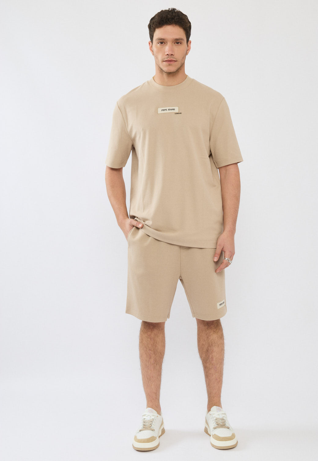 טי-שירט אוברסייז לגברים בצבע בז' עם לוגו