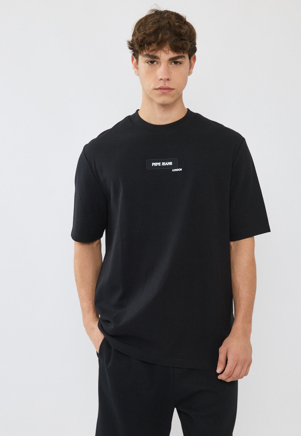 טי-שירט אוברסייז לגברים בצבע שחור עם לוגו