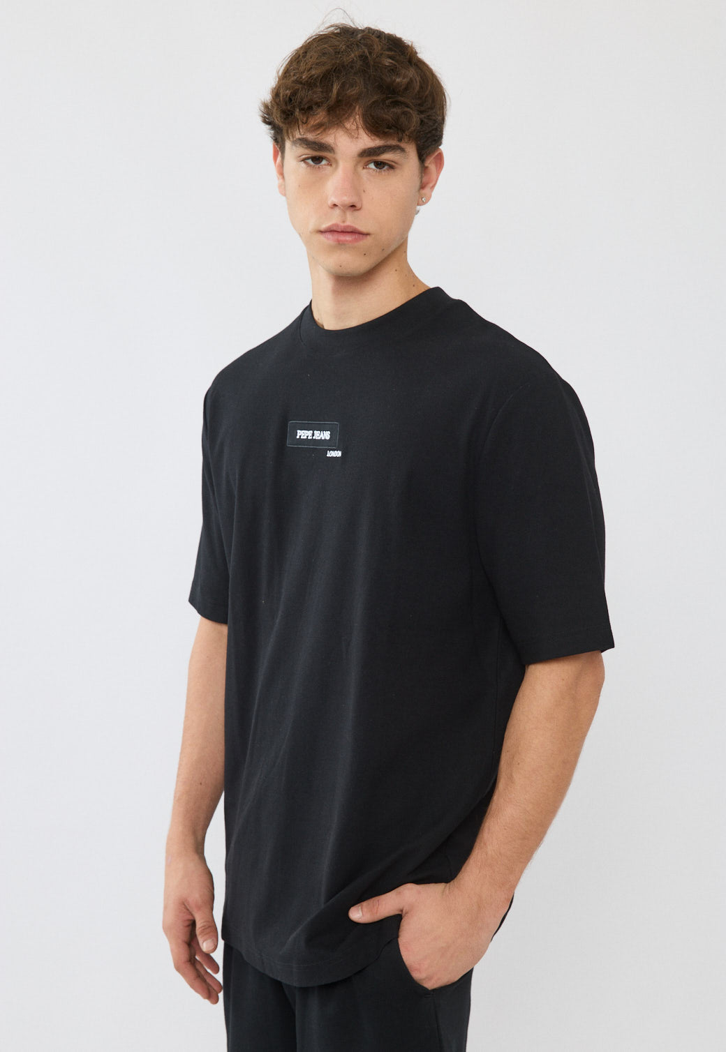 טי-שירט אוברסייז לגברים בצבע שחור עם לוגו