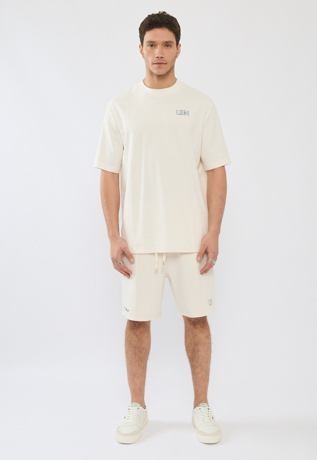 טי-שירט אוברסייז לגברים בצבע שמנת עם לוגו