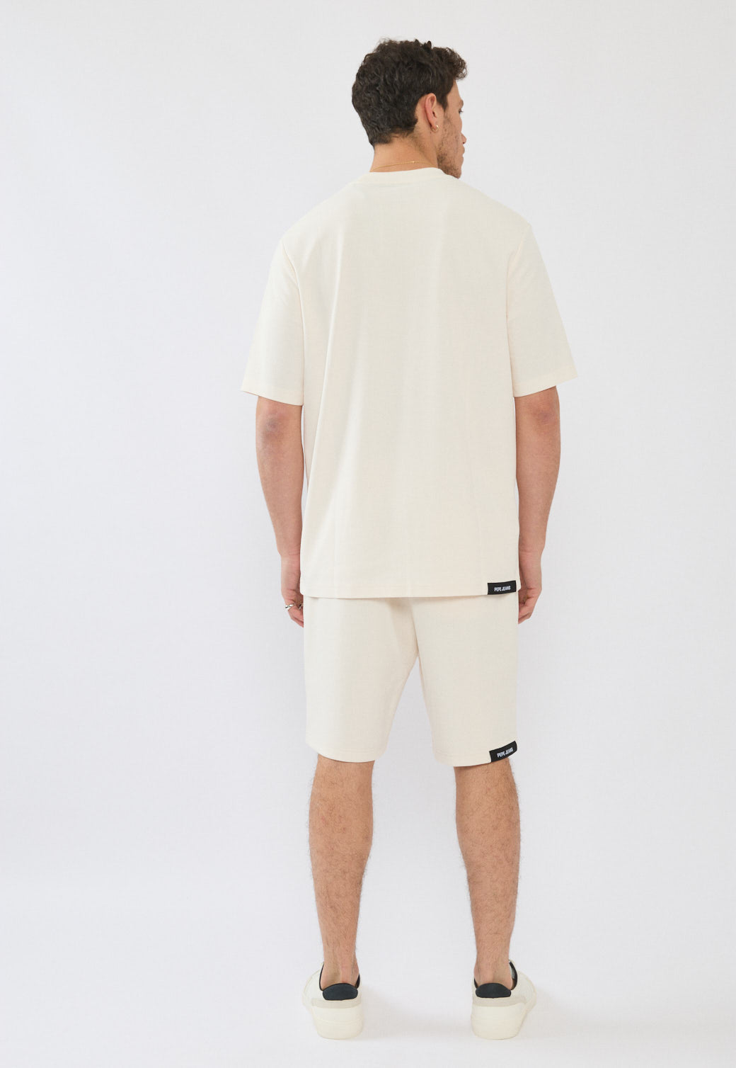 טי-שירט אוברסייז לגברים בצבע שמנת עם לוגו