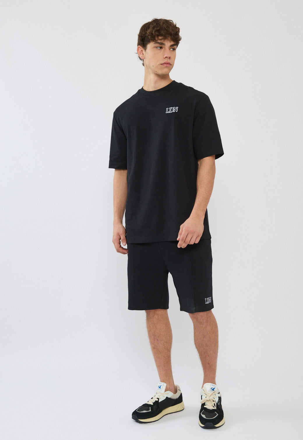 טי-שירט אוברסייז לגברים בצבע שחור עם לוגו