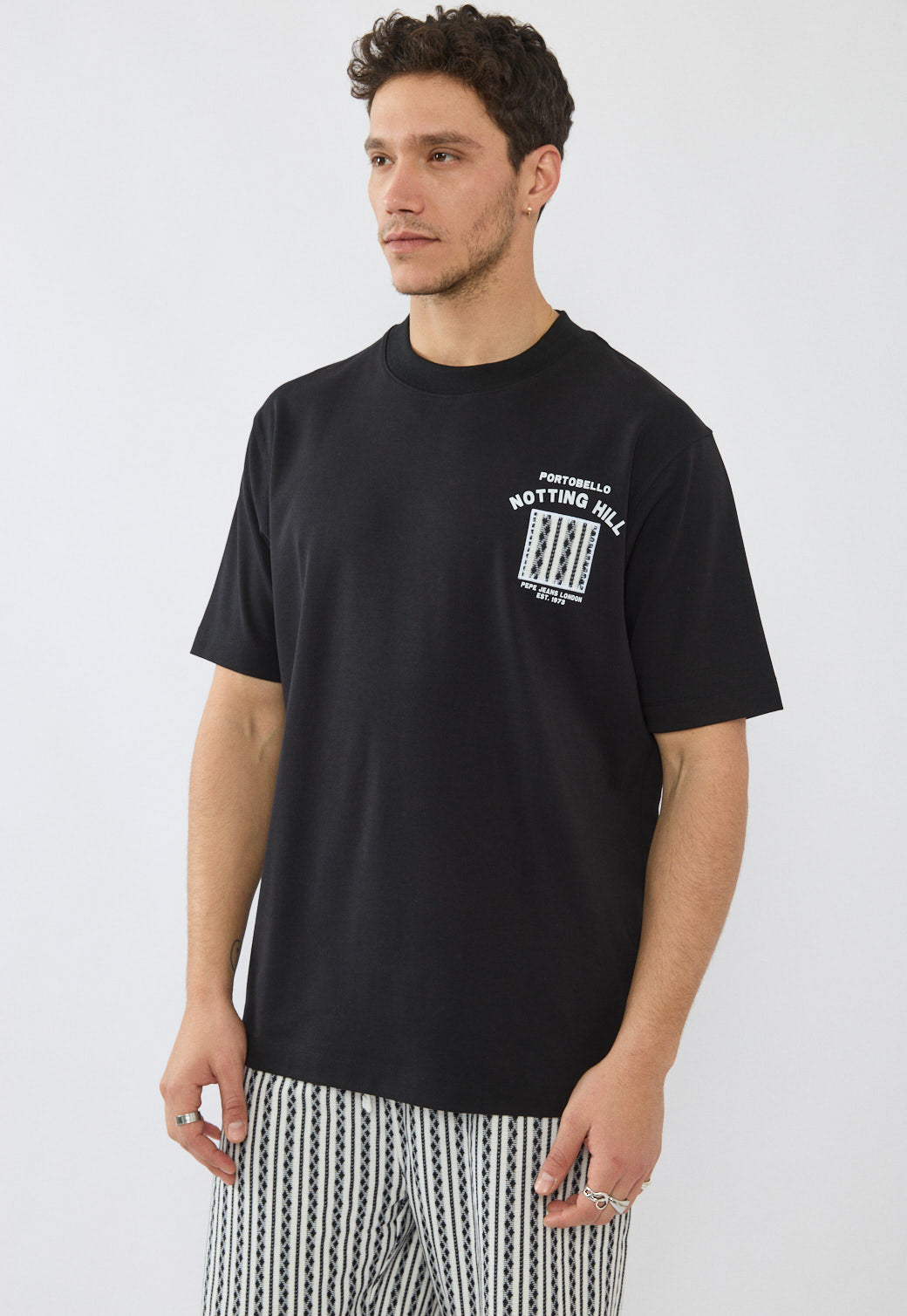 טי-שירט לגברים בצבע שחור עם הדפס