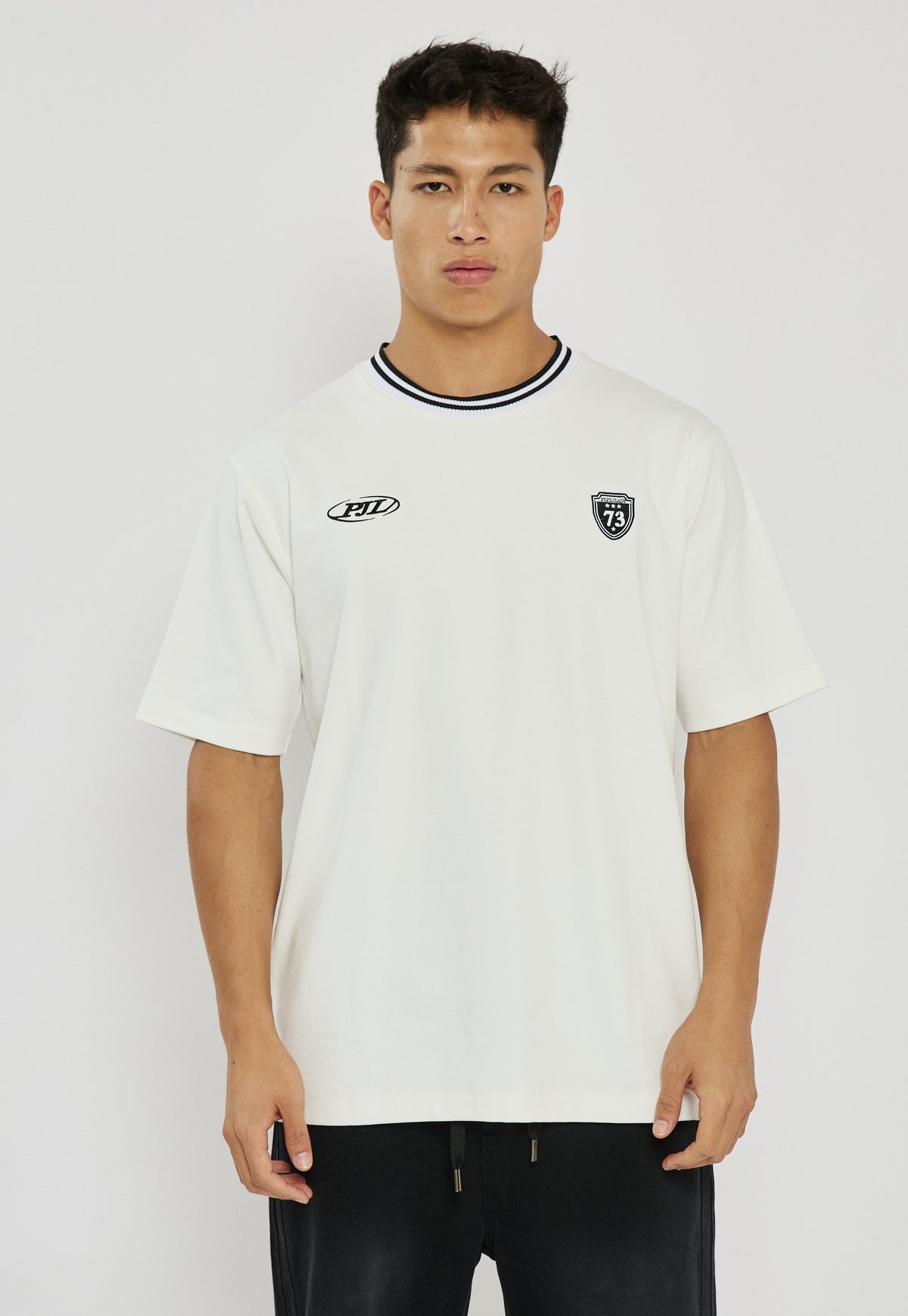 טי שירט Pepe Jeans לגברים בצבע לבן עם סמל לוגו בחזה
