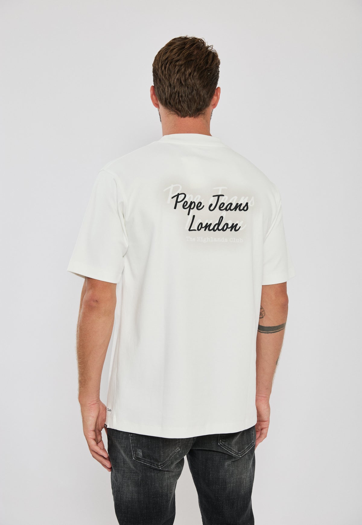 טי שירט Pepe Jeans לגברים בצבע לבן עם גרפיקה בגב