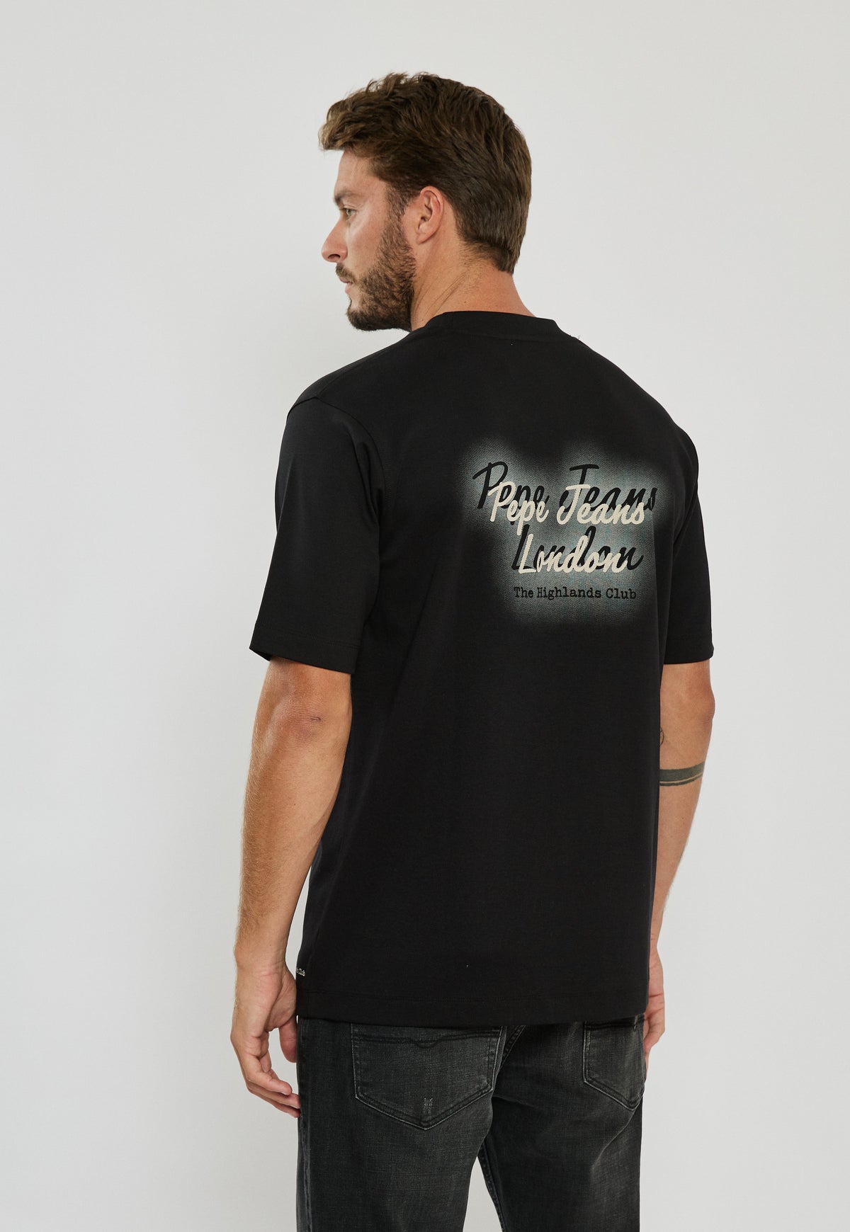 טי שירט Pepe Jeans לגברים בצבע שחור עם גרפיקה בגב