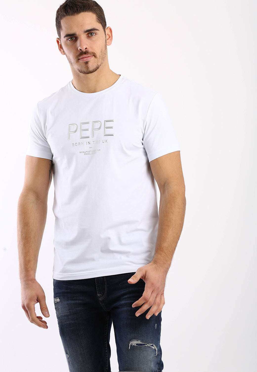 טי שירט לגברים בצבע לבן עם לוגו