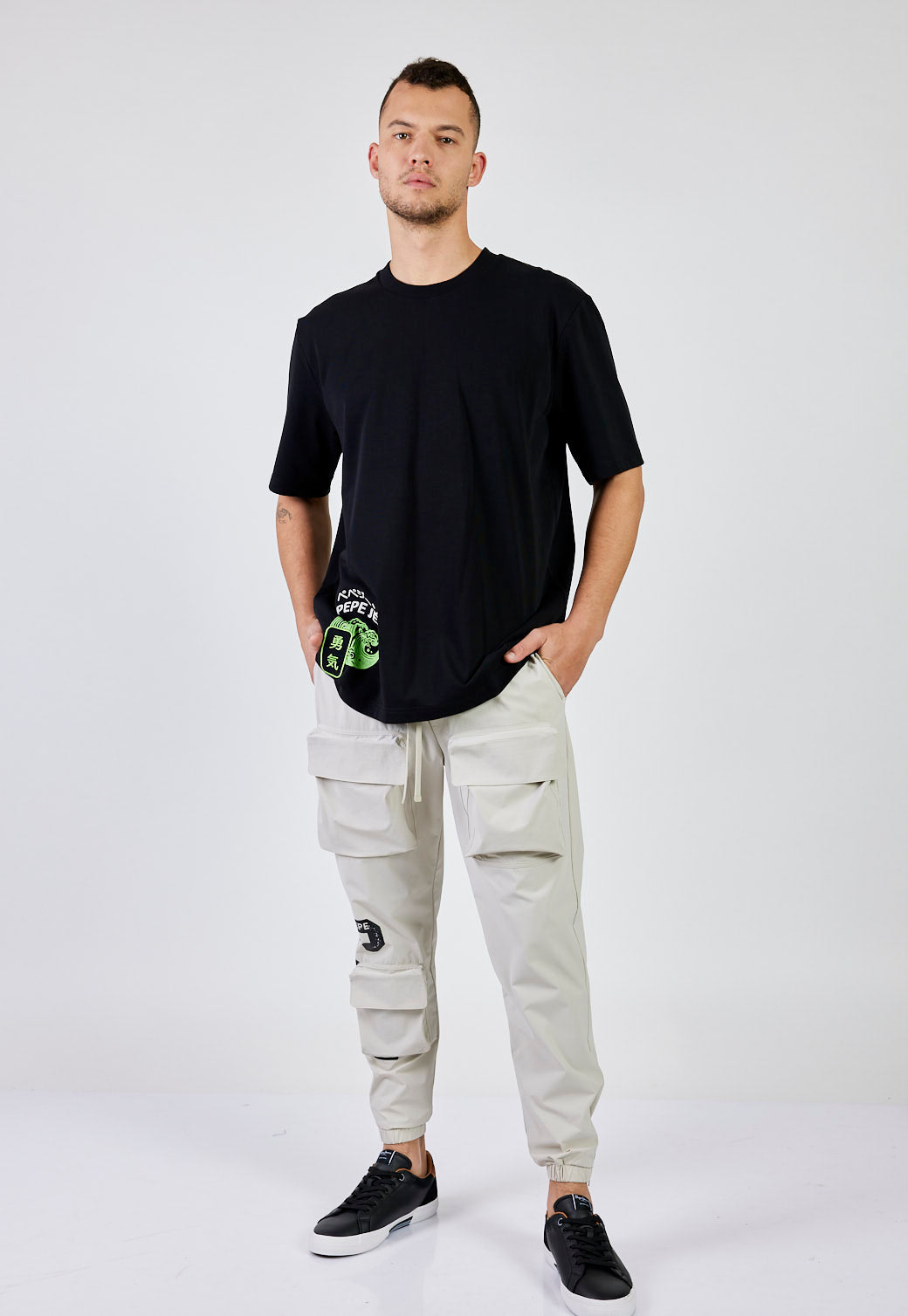 חולצת טי מודפסת עם גרפיקה יפנית