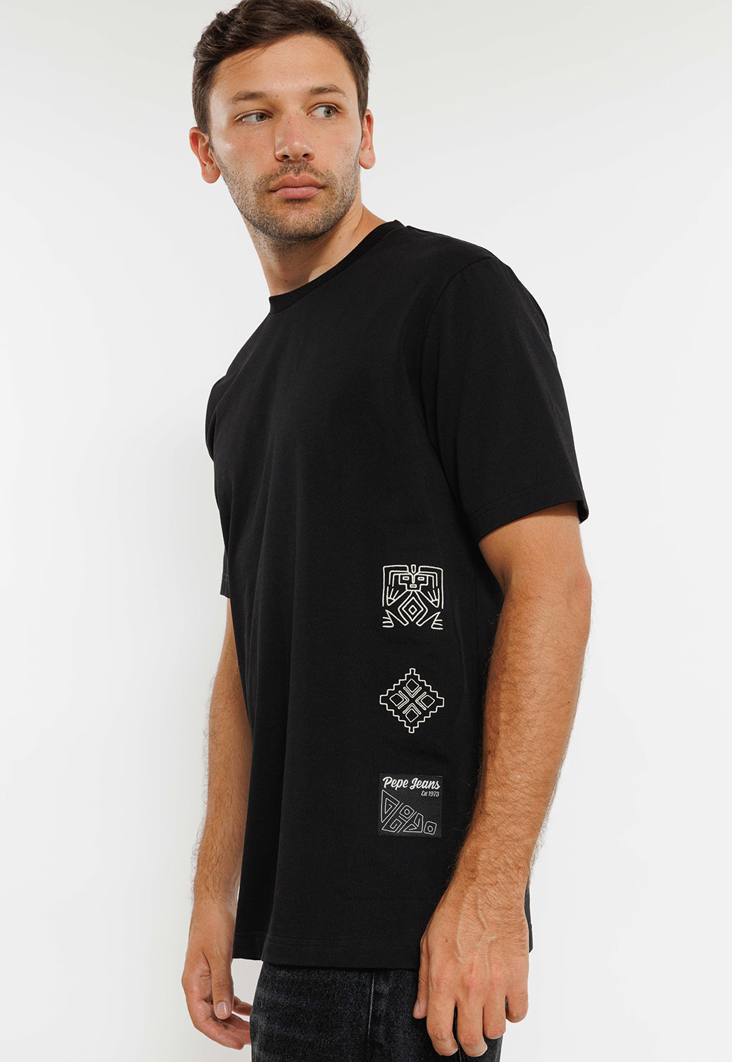טי שירט שחורה עם הדפסים