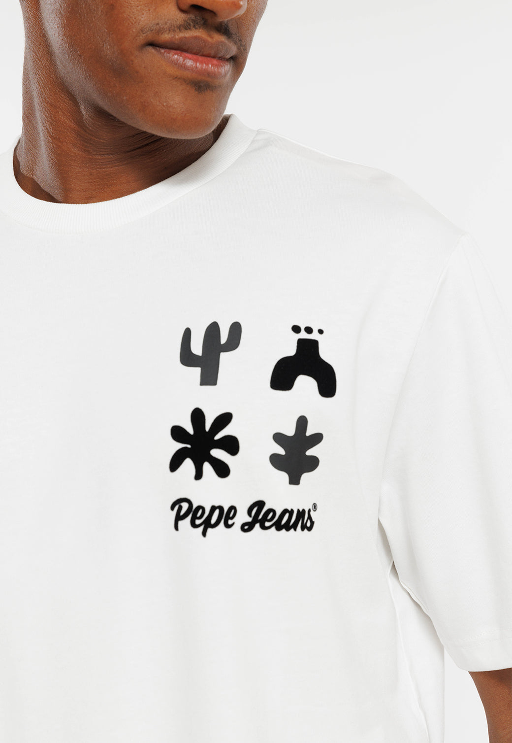 טי שירט רחבה עם הדפס בצבע לבן