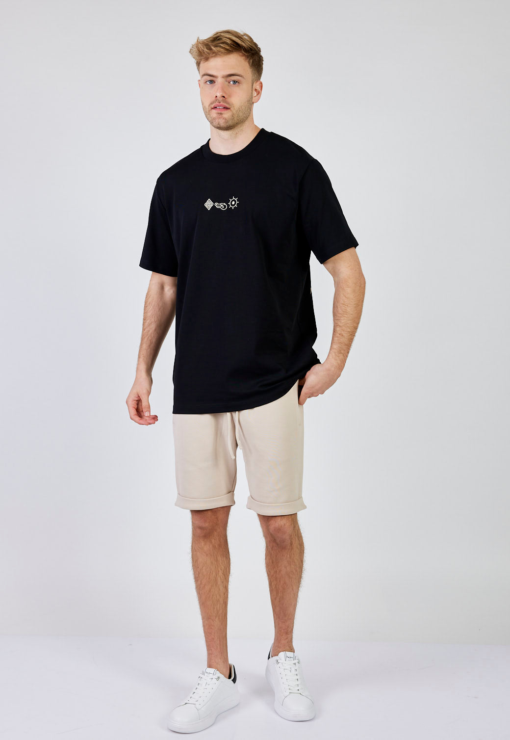 חולצת טי עם הדפס סמלים צבע שחור