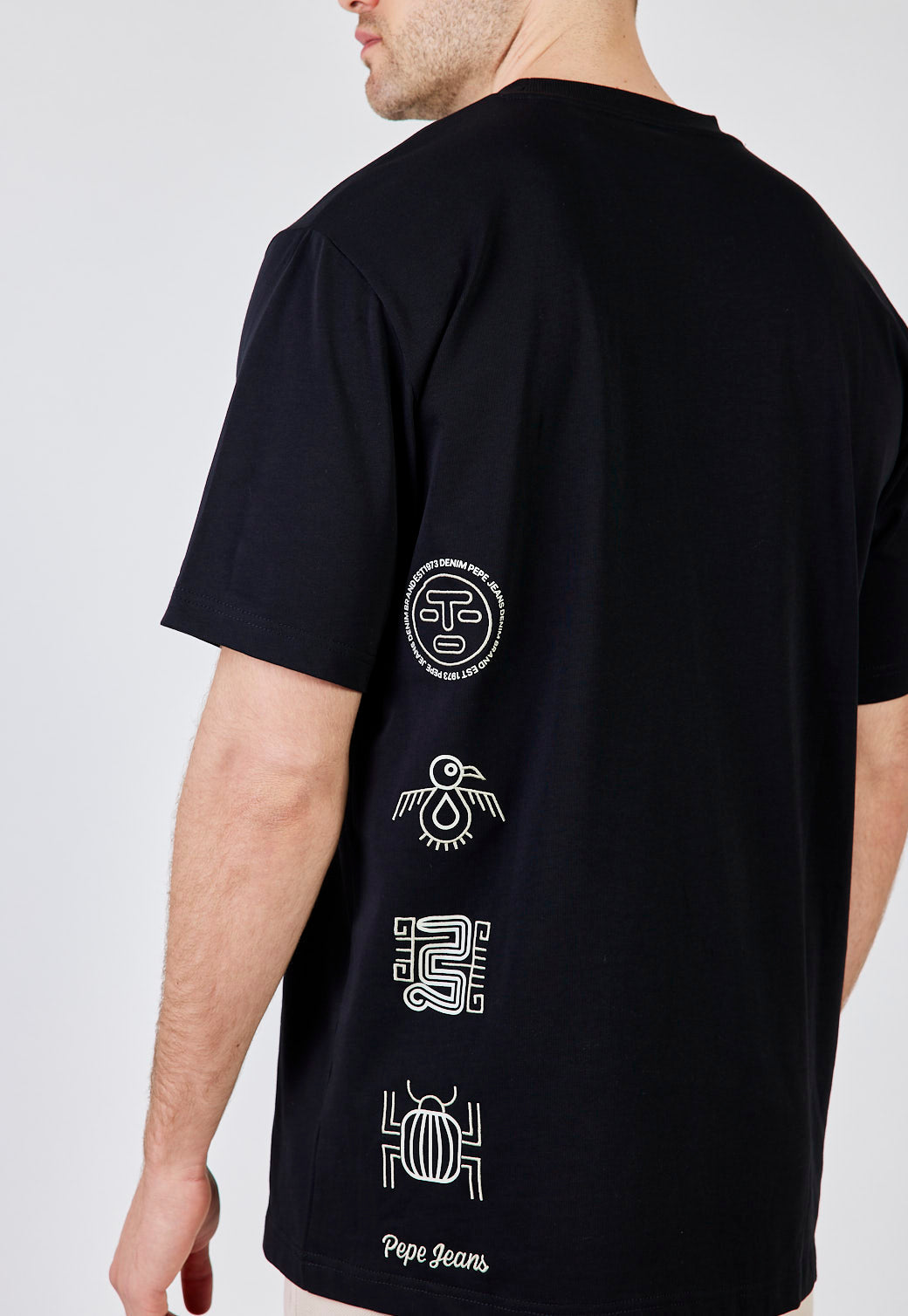 חולצת טי עם הדפס סמלים צבע שחור