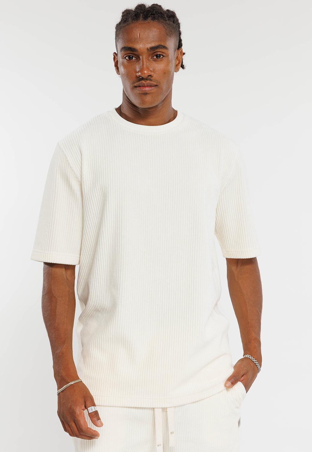 חולצת טי בצבע לבן שמנת