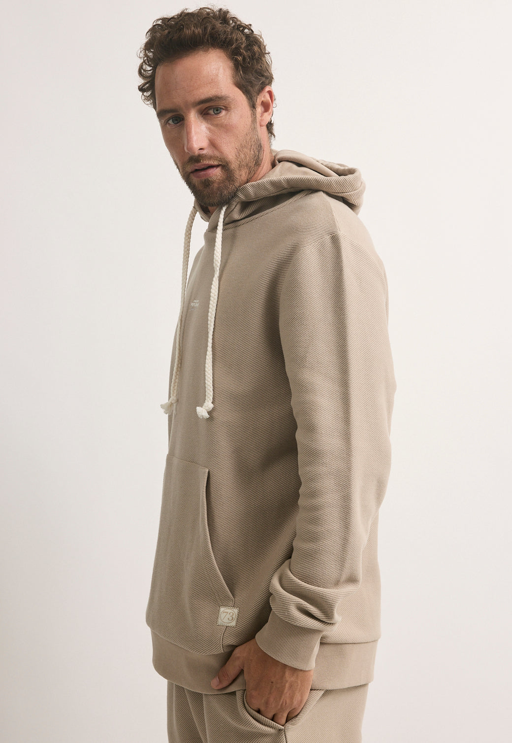 קפוצ'ון לגברים בצבע בז' עם לוגו קטן