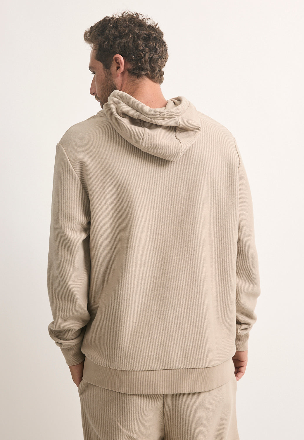 קפוצ'ון לגברים בצבע בז' עם לוגו קטן