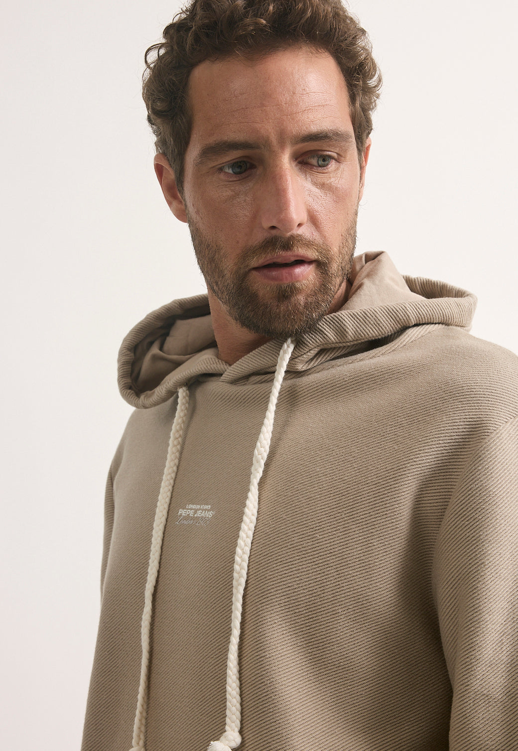 קפוצ'ון לגברים בצבע בז' עם לוגו קטן