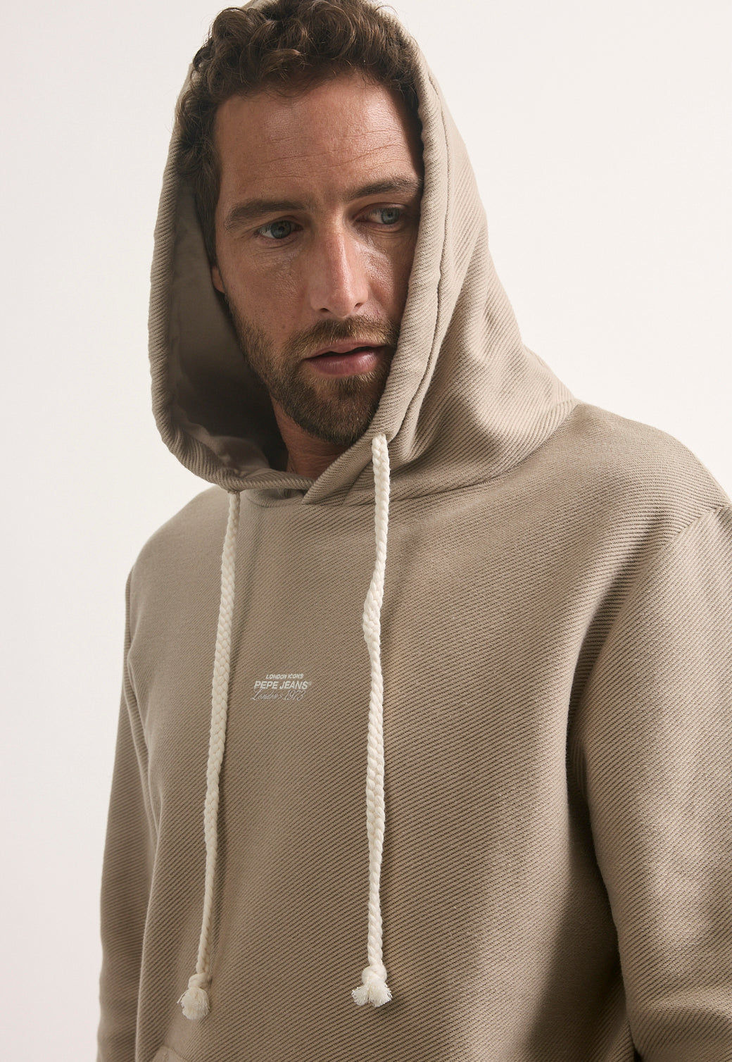 קפוצ'ון לגברים בצבע בז' עם לוגו קטן