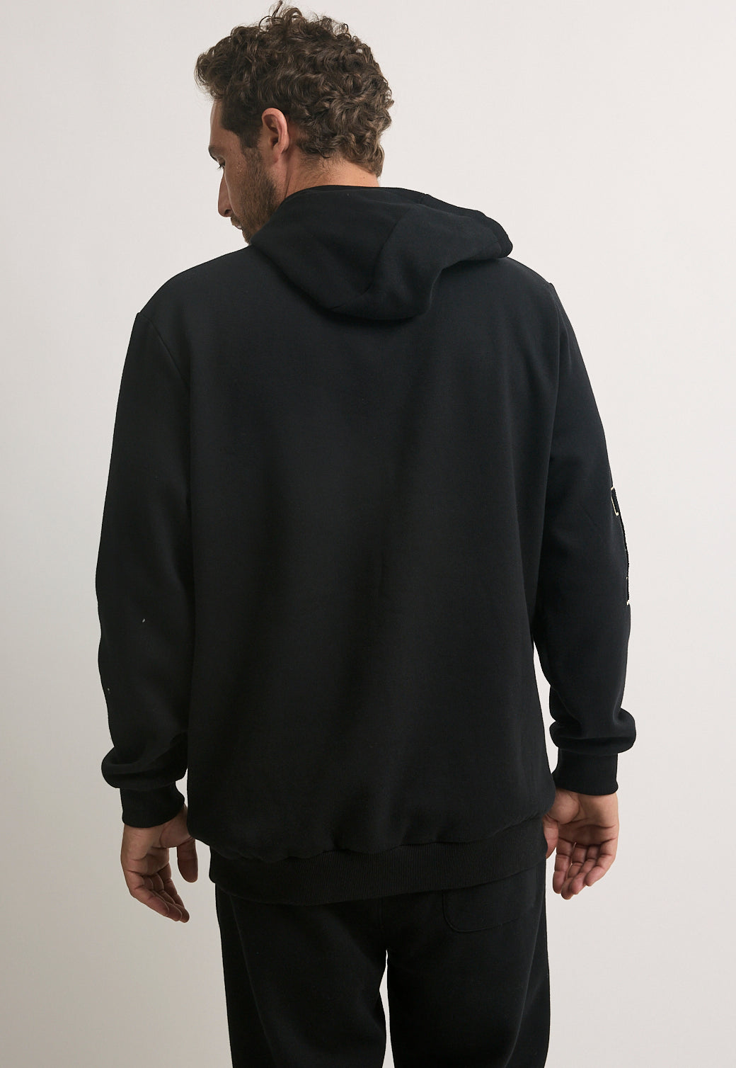 קפוצ'ון לגברים בצבע שחור עם לוגו