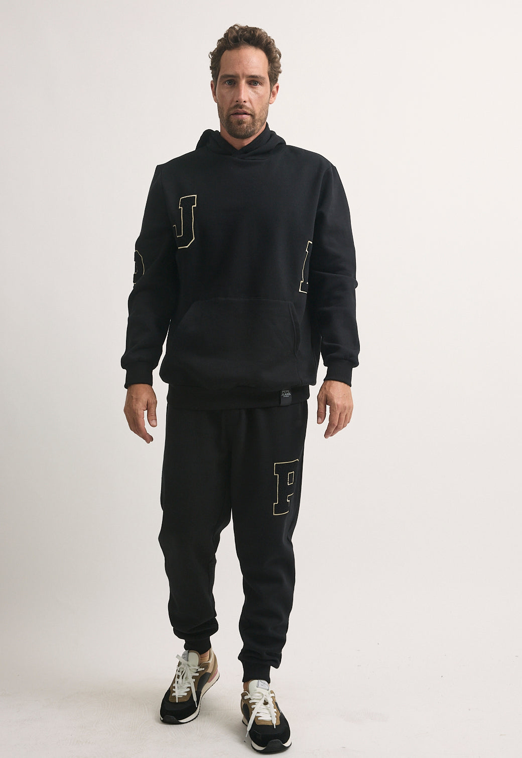 קפוצ'ון לגברים בצבע שחור עם לוגו