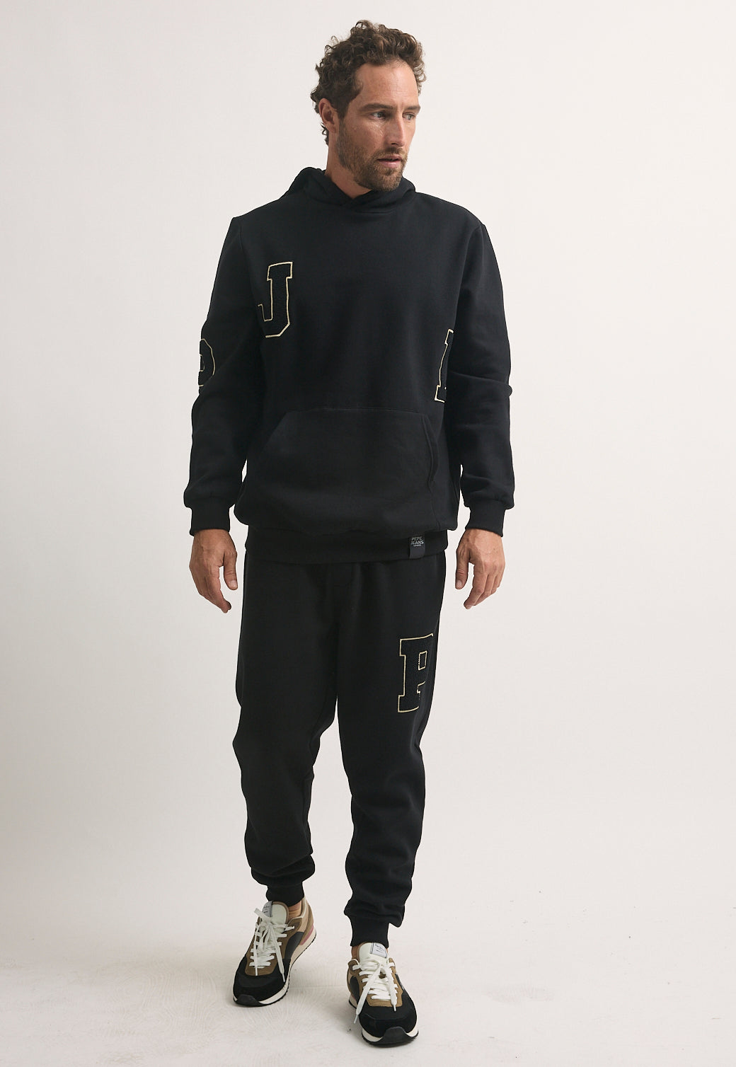 קפוצ'ון לגברים בצבע שחור עם לוגו