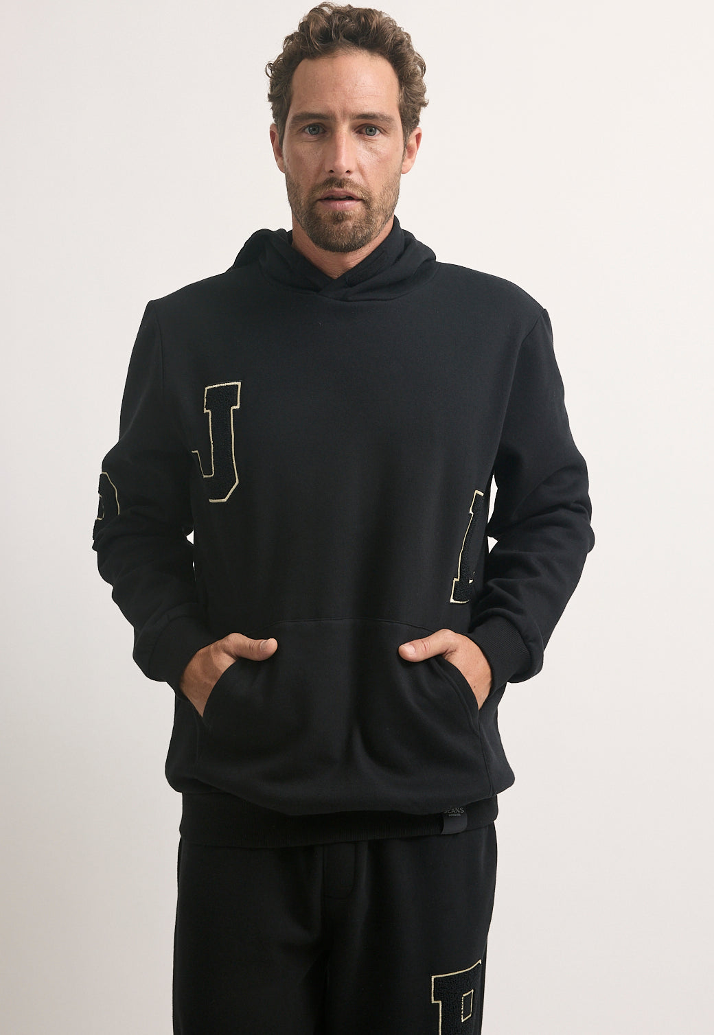 קפוצ'ון לגברים בצבע שחור עם לוגו