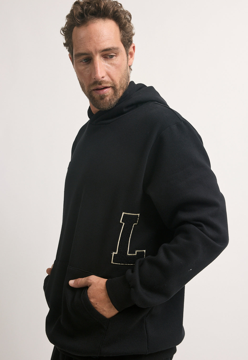 קפוצ'ון לגברים בצבע שחור עם לוגו