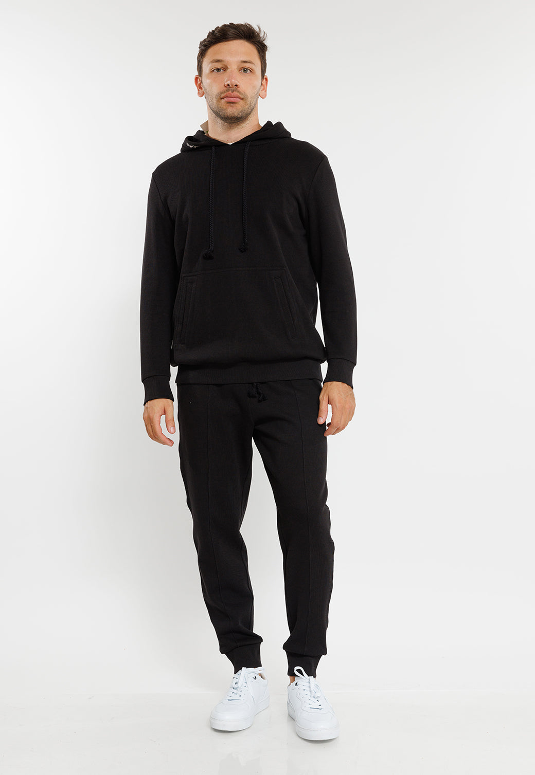 קפוצ'ון קלאסי לגברים בצבע שחור