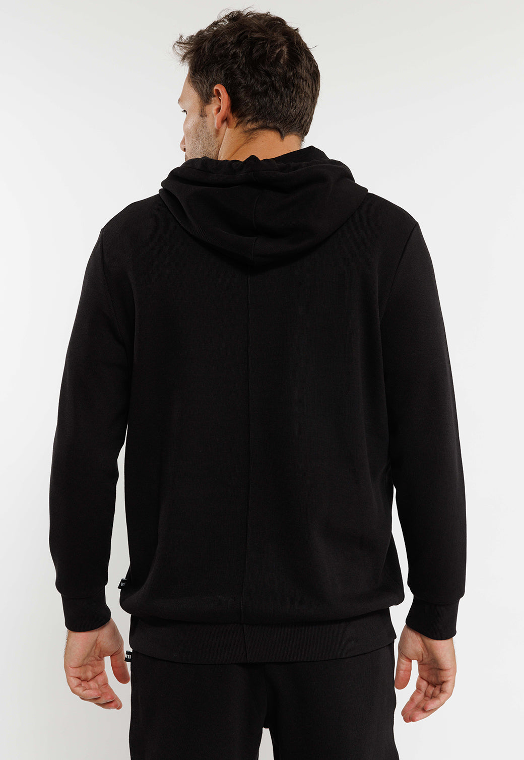 קפוצ'ון קלאסי לגברים בצבע שחור