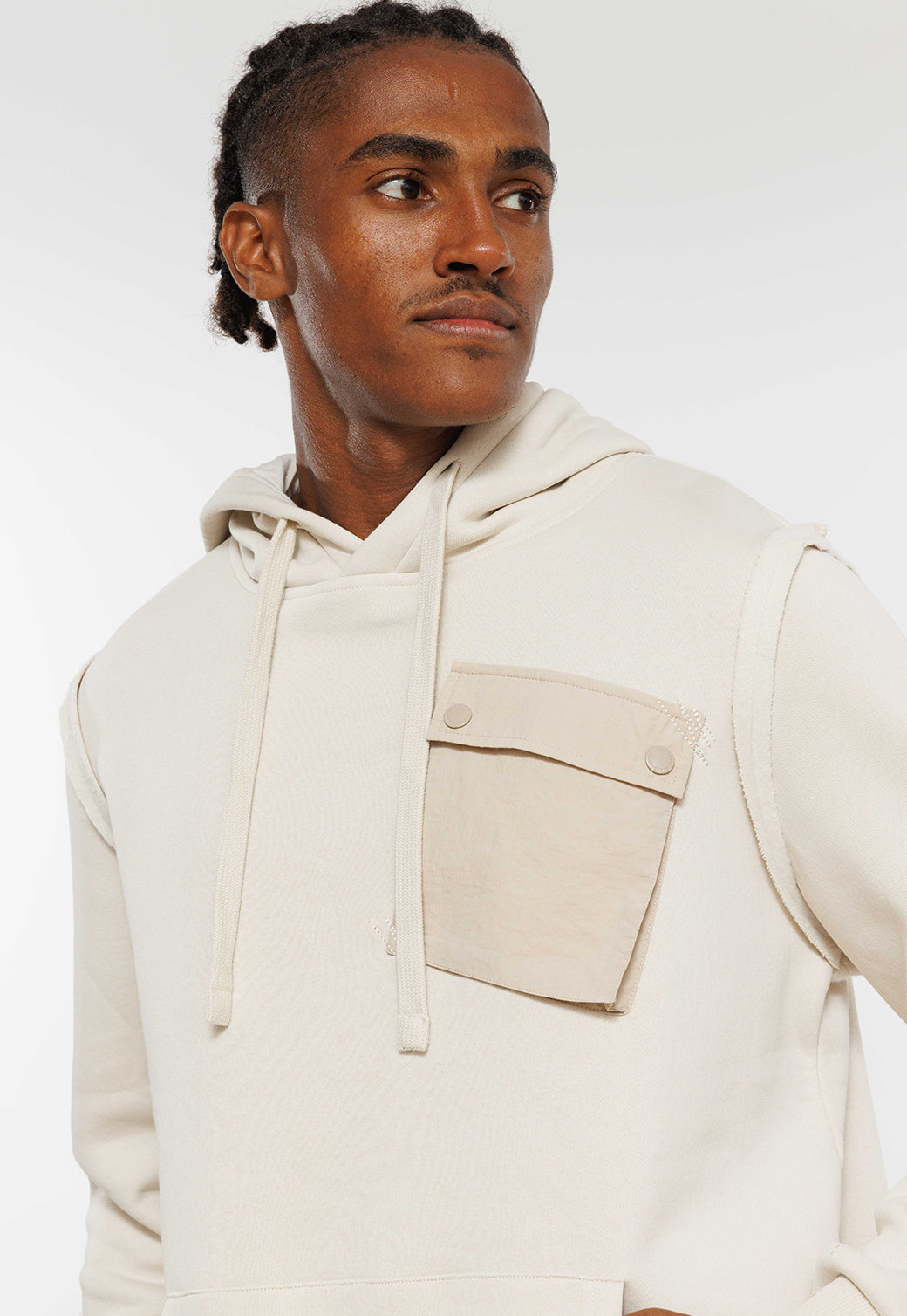 קפוצ'ון KIN עם כיס מעוצב בצבע חול בז'