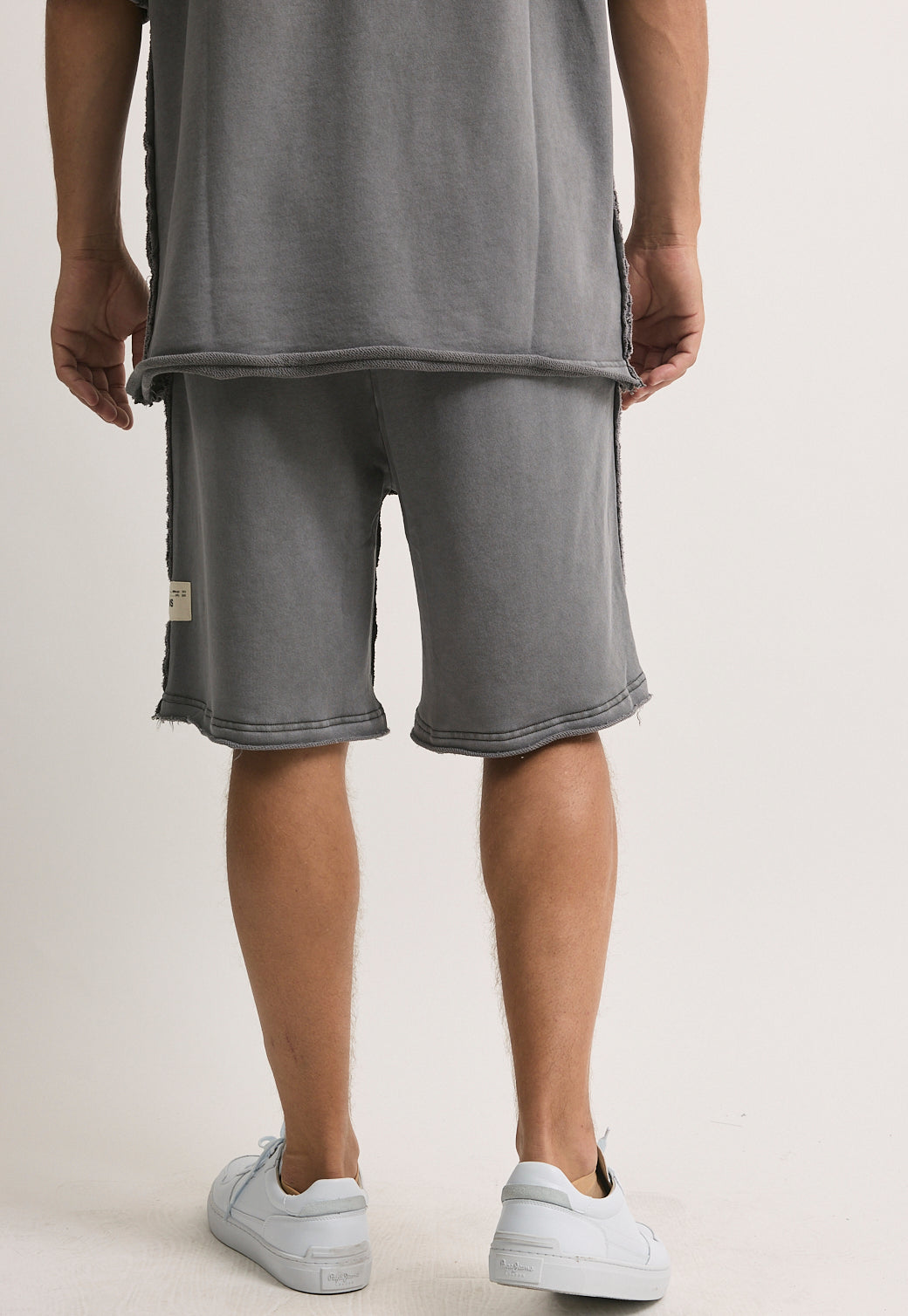 מכנסי קצרים לגברים בצבע אפור