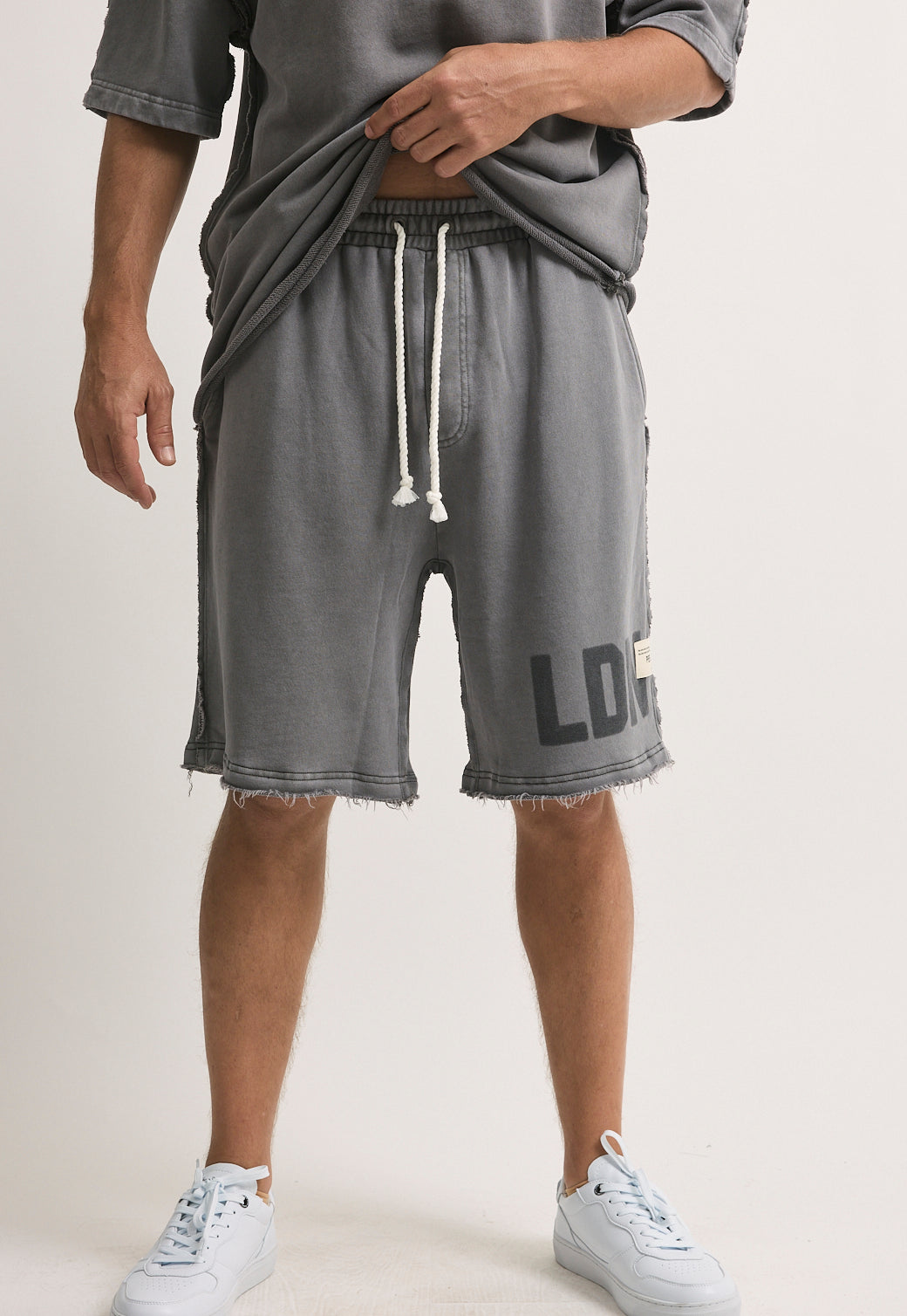 מכנסי קצרים לגברים בצבע אפור