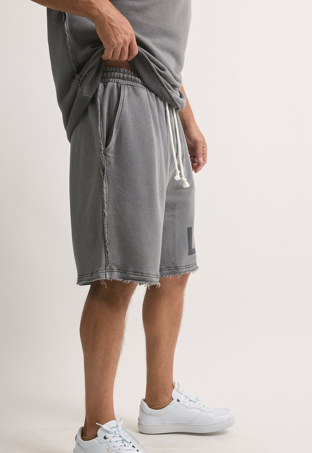 מכנסי קצרים לגברים בצבע אפור