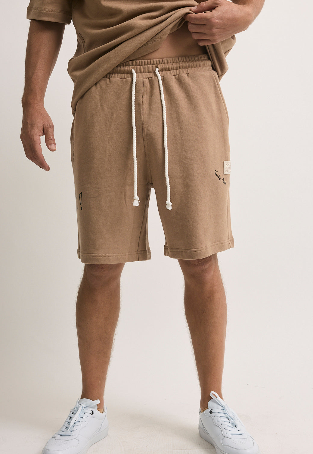 מכנסיים קצרים לגברים בצבע בז'