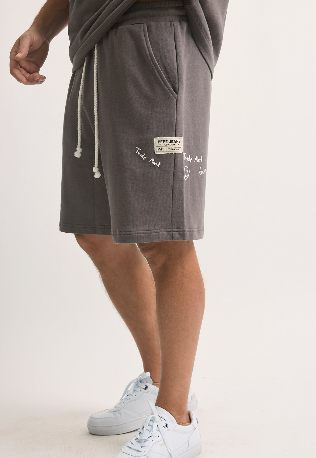 מכנסיים קצרים לגברים בצבע אפור