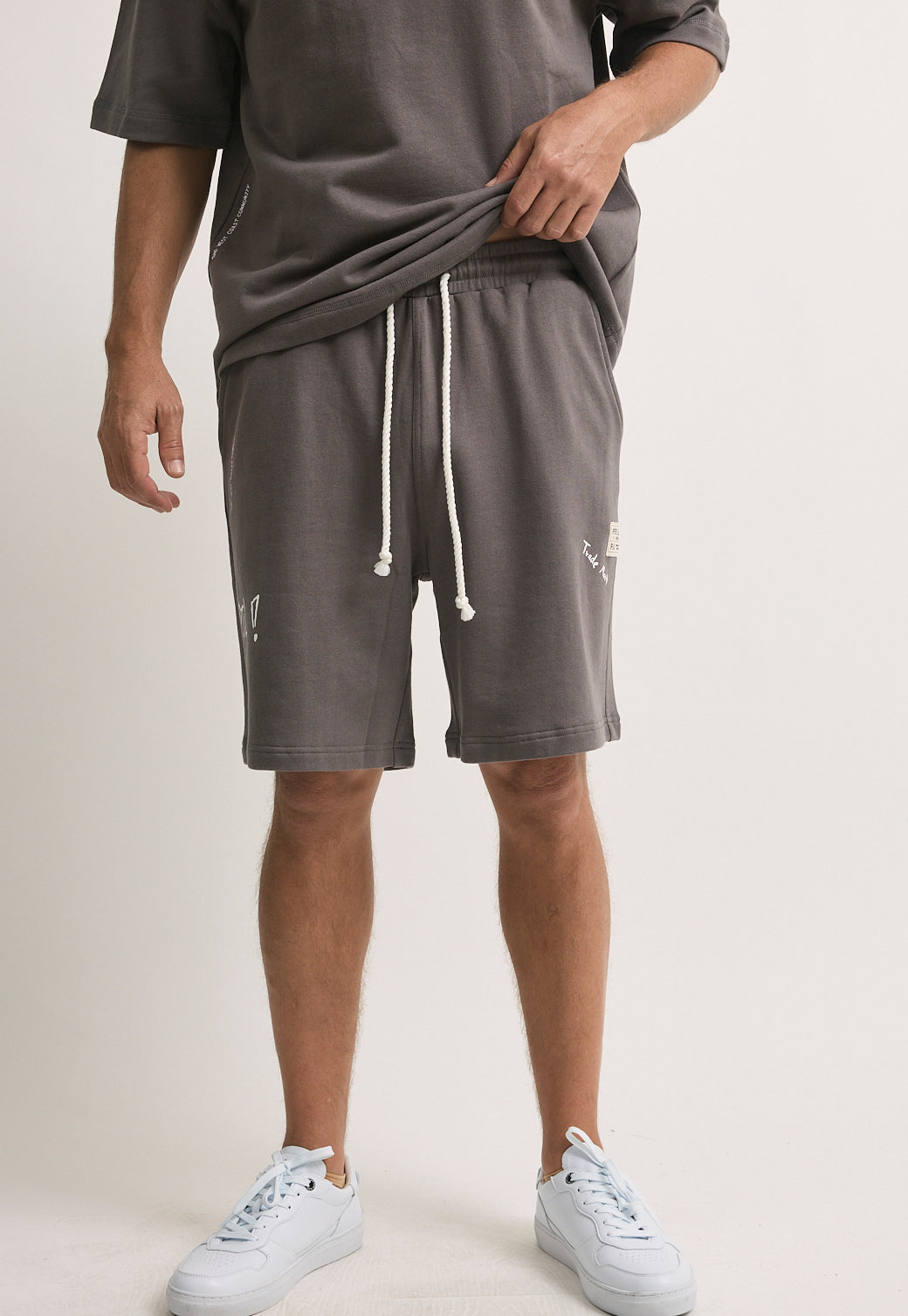 מכנסיים קצרים לגברים בצבע אפור