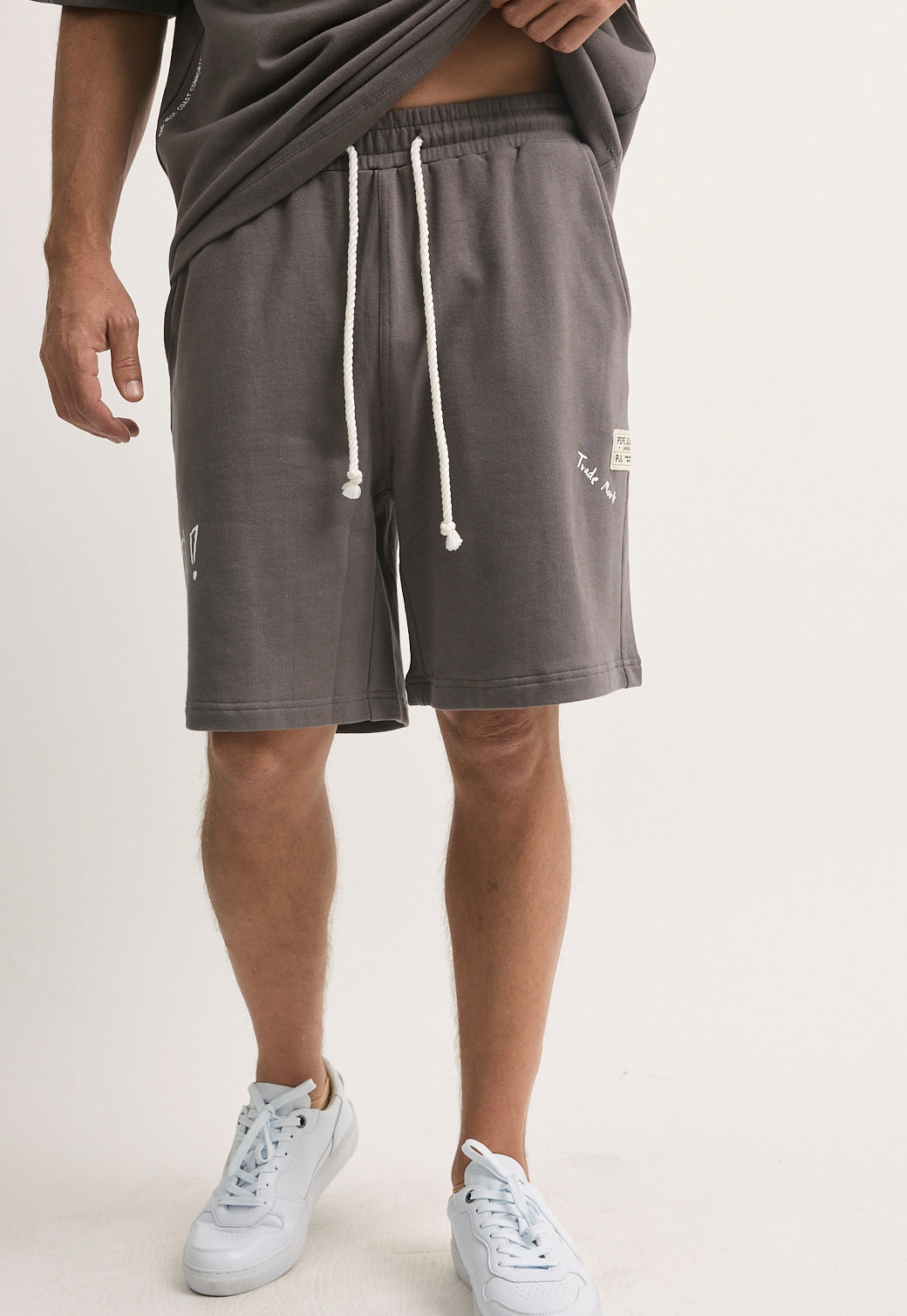 מכנסיים קצרים לגברים בצבע אפור