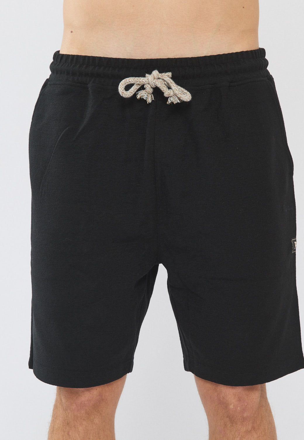 מכנסיים קצרים לגברים בצבע שחור עם לוגו