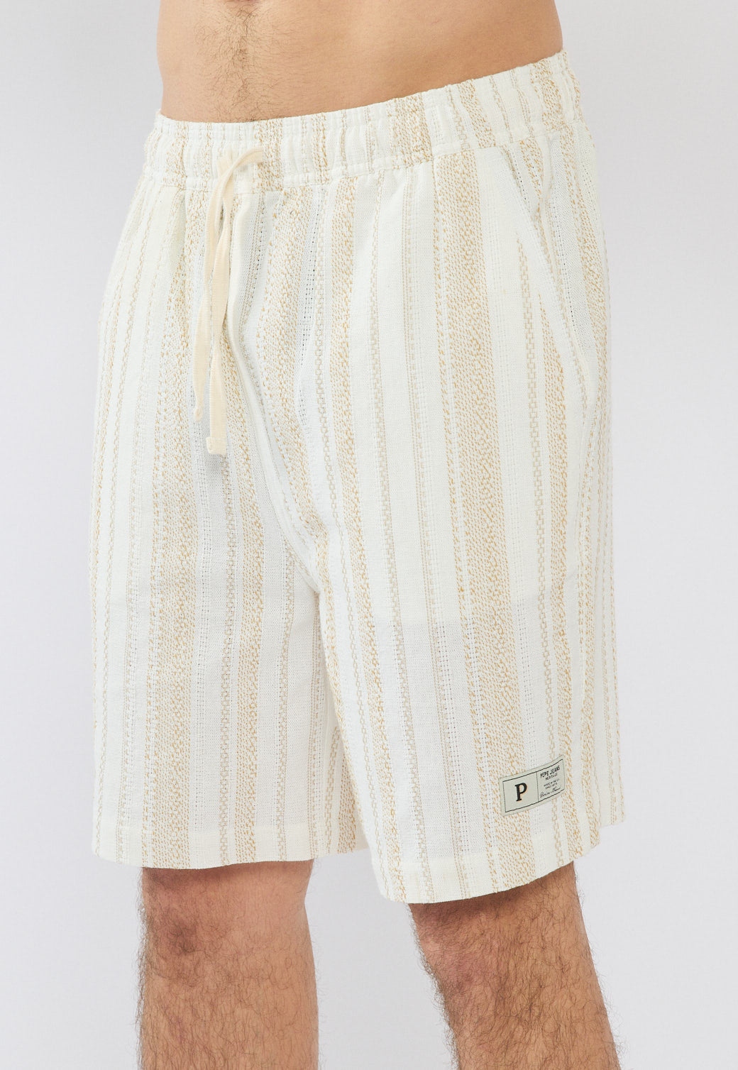 מכנסיים קצרים לגברים בצבע שמנת עם פסים