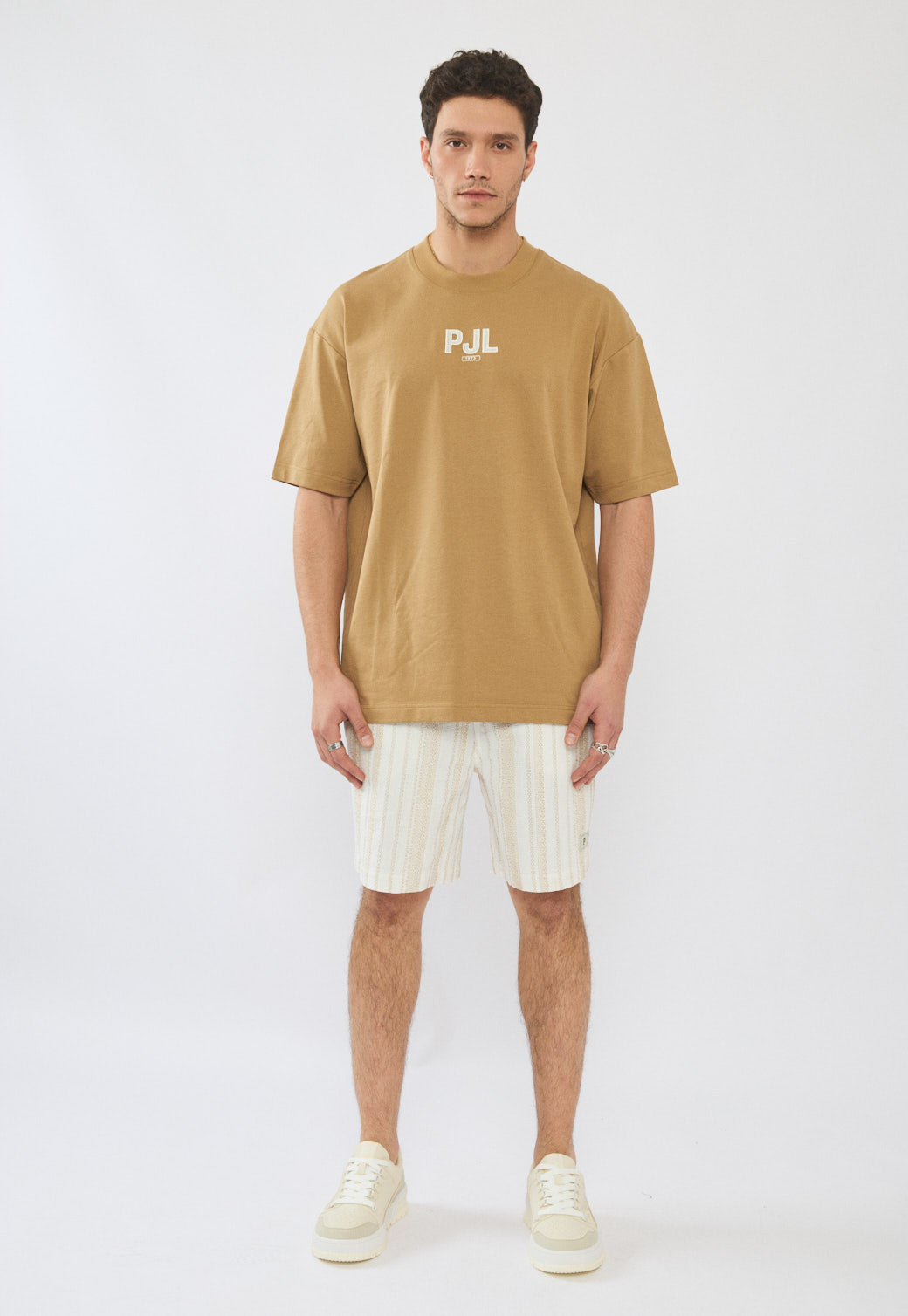 מכנסיים קצרים לגברים בצבע שמנת עם פסים