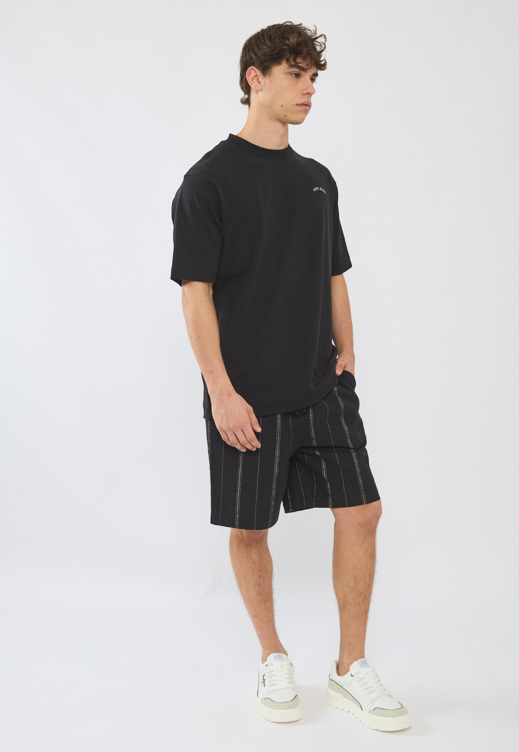 מכנסיים קצרים לגברים בצבע שחור עם פסים