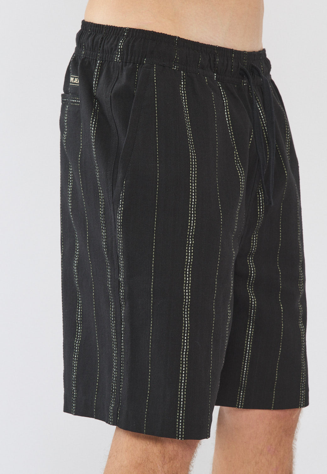 מכנסיים קצרים לגברים בצבע שחור עם פסים