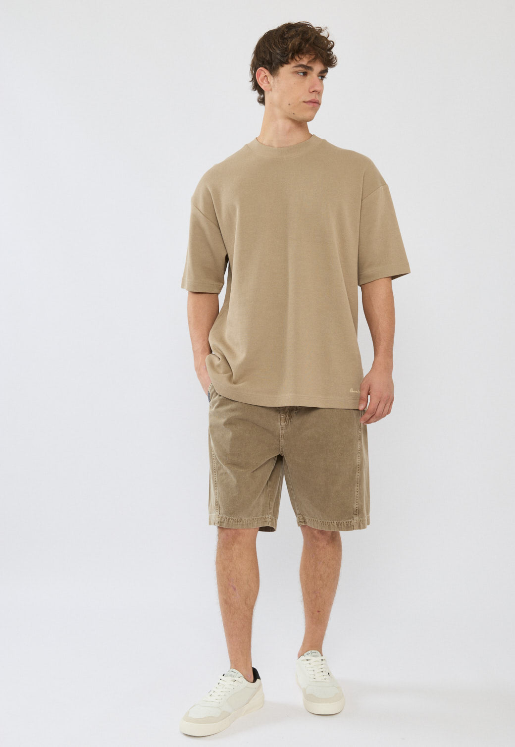 מכנסיים קצרים לגברים בצבע חום קפוצ’ינו