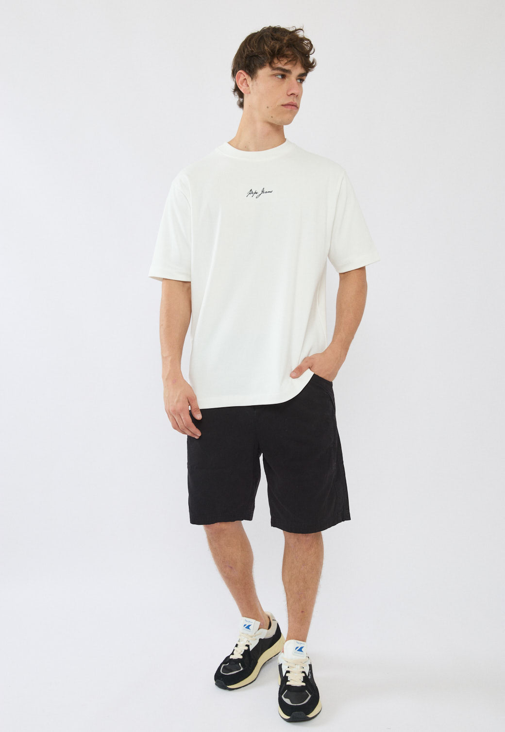 מכנסיים קצרים לגברים בצבע שחור בגזרה קלאסית