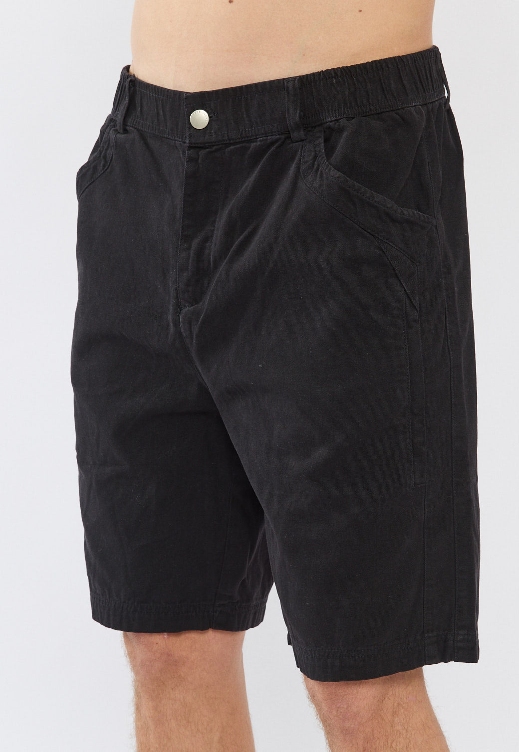 מכנסיים קצרים לגברים בצבע שחור בגזרה קלאסית