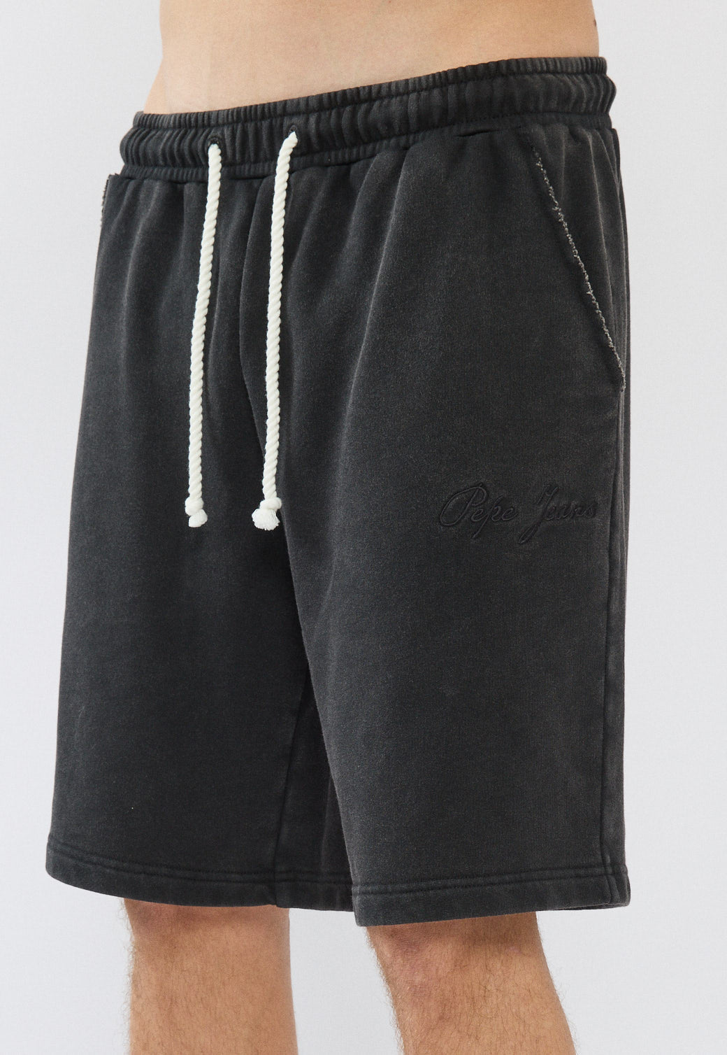 מכנסיים קצרים לגברים בצבע שחור