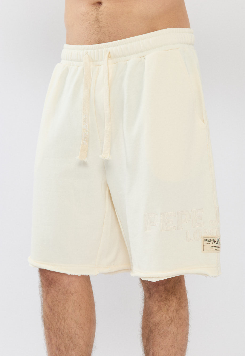 מכנסיים קצרים לגברים בצבע שמנת עם לוגו