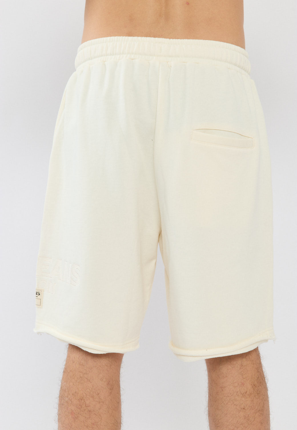 מכנסיים קצרים לגברים בצבע שמנת עם לוגו