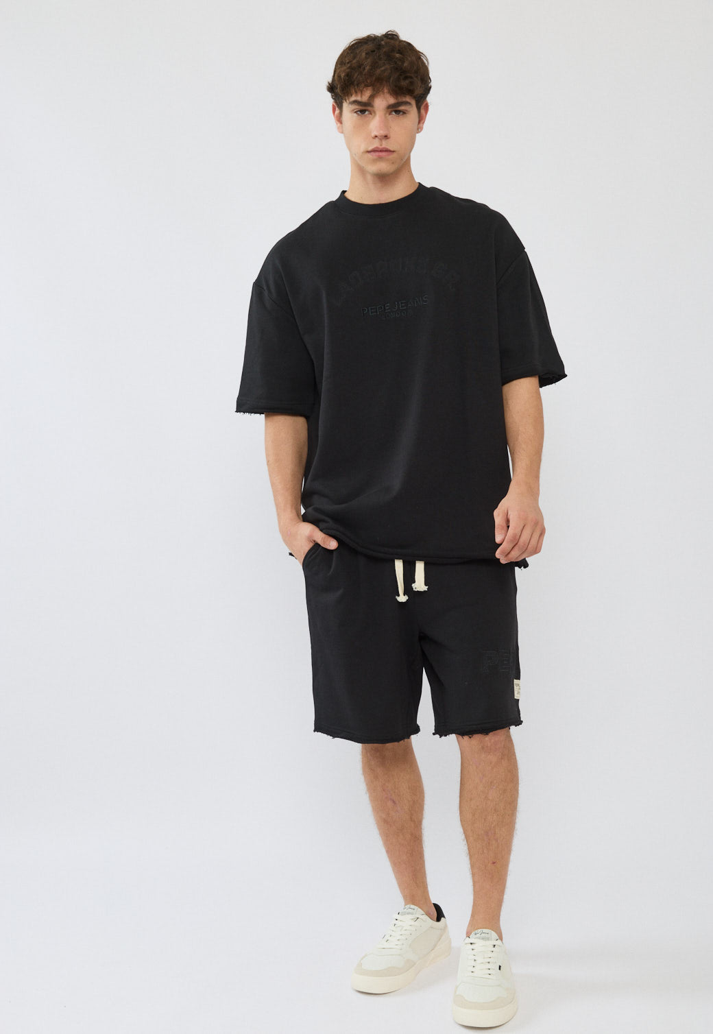 מכנסיים קצרים לגברים בצבע שחור עם לוגו